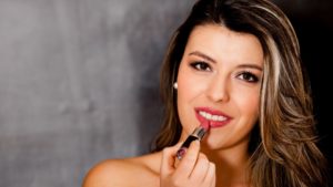 Comment mettre du rouge à lèvres ?
