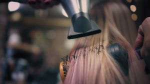 Le sèche-cheveux est-il bon ou mauvais pour les cheveux