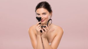 Pourquoi ne faut-il jamais appliquer son fond de teint directement sur la peau ?