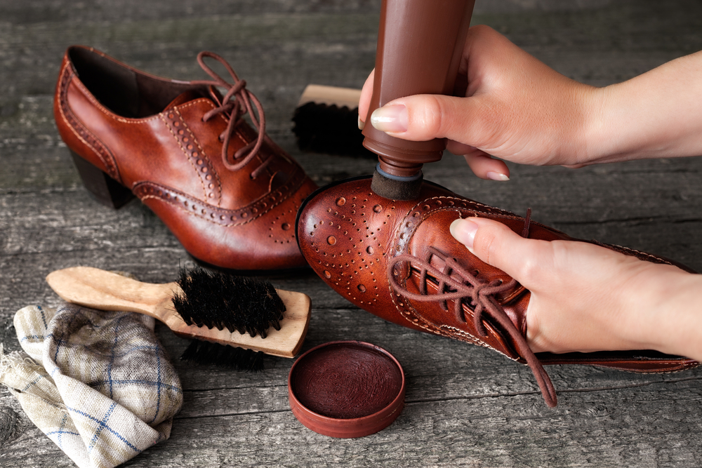 Nettoyer Des Chaussures En Cuir